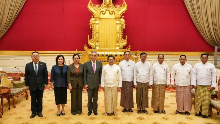 当地时间4月25日，缅甸终于等到了中国的到来，他们十分的开心，包括缅甸新任总统敏