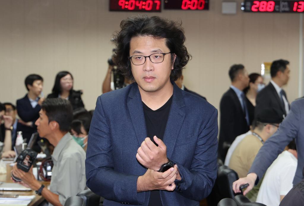 民进党立委沈伯洋母亲15日传出去世消息，终年68岁，有民众目击沉母灵堂外，贴著“