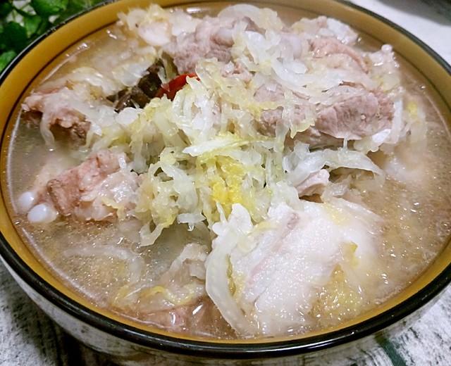 标题：【酸菜排骨大作战】一锅搞定，酸爽到飞起，吃完还想再来一碗！嘿，朋友们！