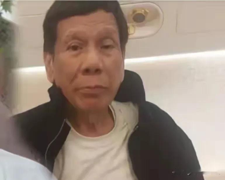杜特尔特虽然举了“白旗”，可谁又能决定海牙审判的胜负呢。有报道说老杜在海牙已