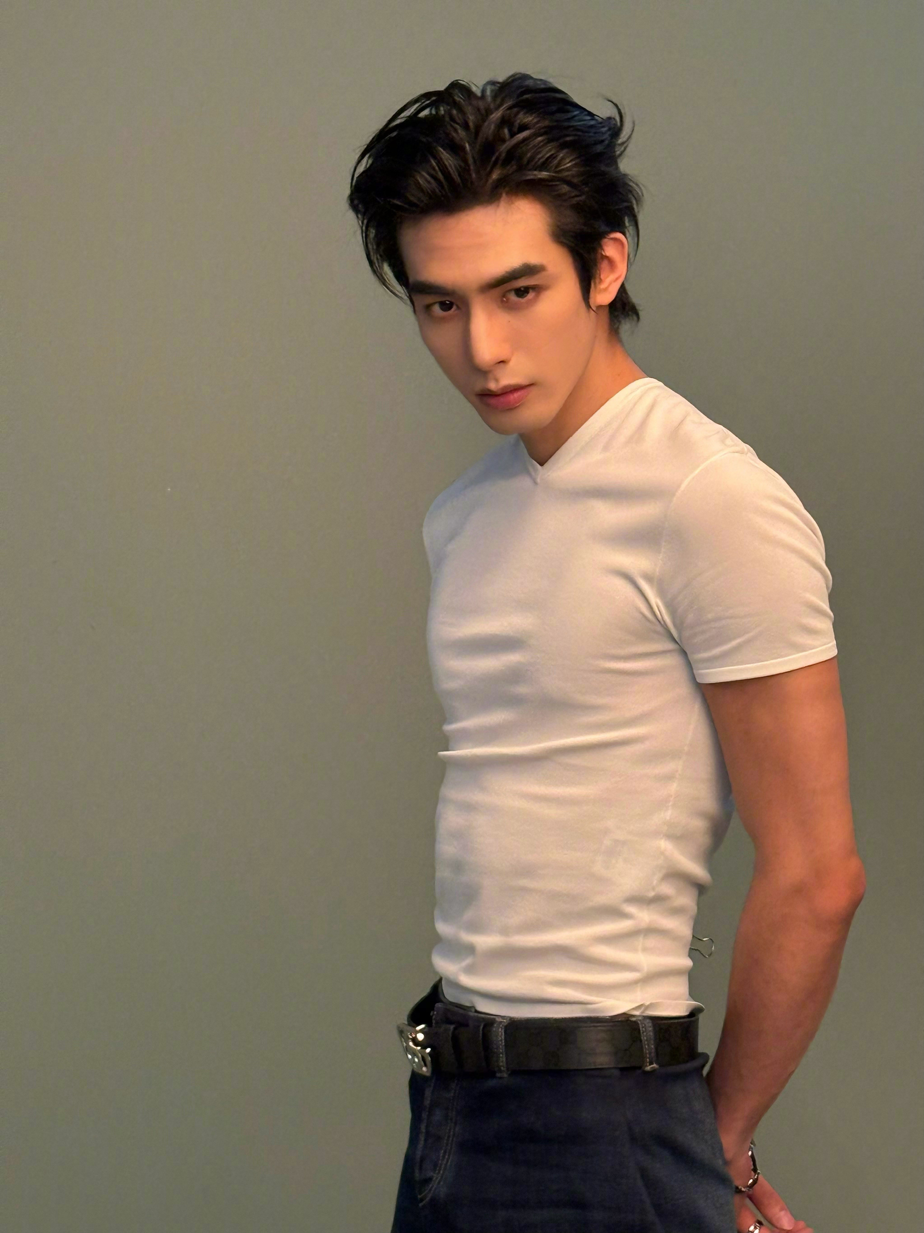 宋威龙VOGUEMAN花絮live图集，白T配牛仔裤，这就是现在Gucci