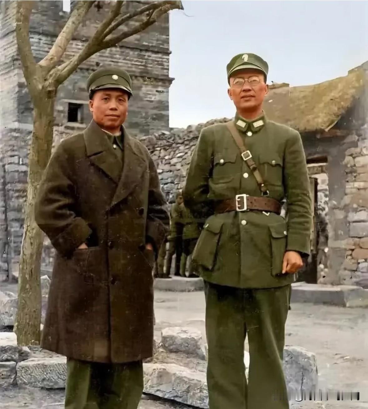 这是李宗仁将军和白崇禧将军参加台儿庄会战时，拍摄的一张珍贵合影。这张照片展现