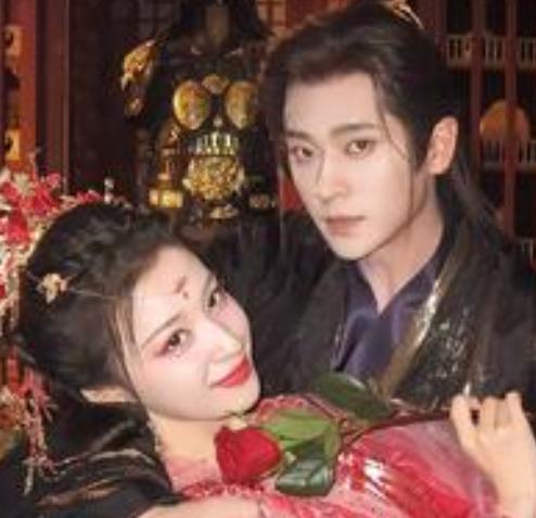 近日，丞磊与王楚然的同框合照曝光，引发网友关注。二人携手拍摄了《SoFigar