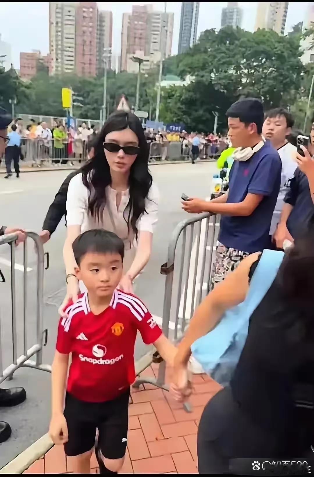 奚梦瑶儿子正脸曝光，跟她年轻的时候长的太像了，简直一个模子刻出来的，尤其是丹凤眼