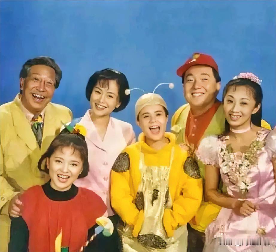 仔细看，90年代央视少儿节目主持人一张珍贵合影。后排认得出细眉飞扬的鞠萍、气色盈