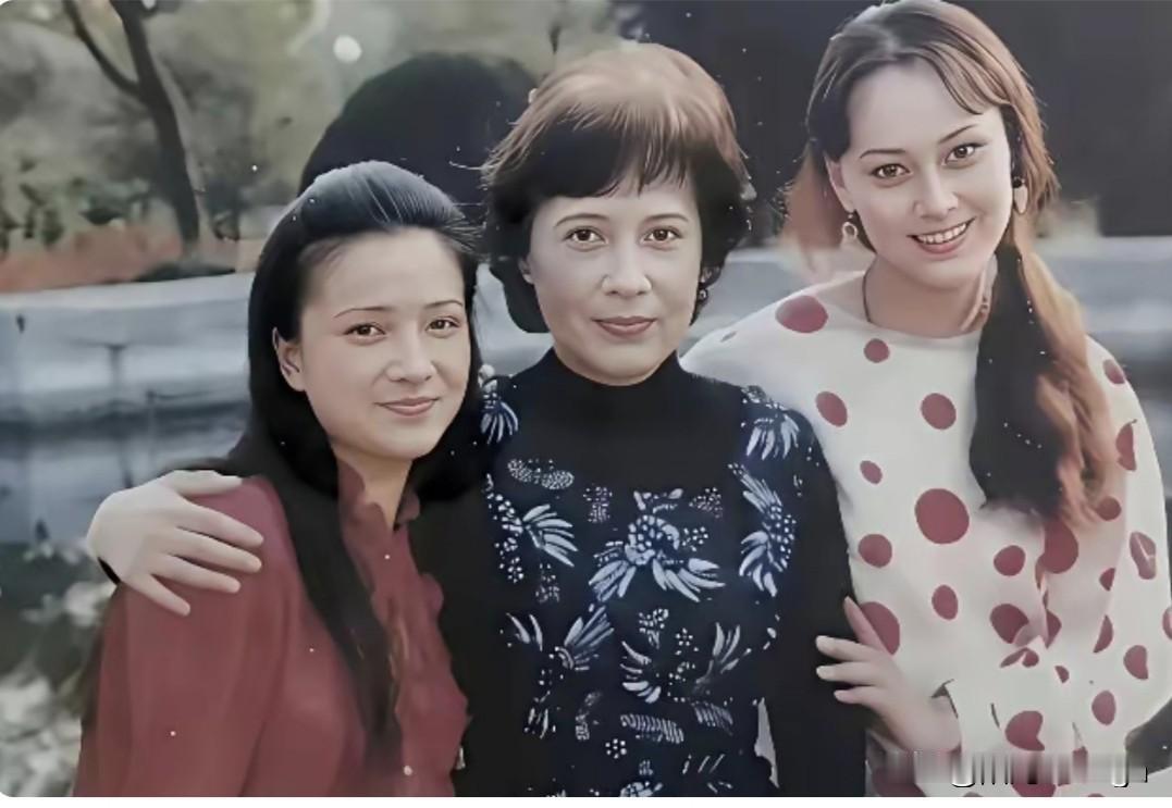 这张三位美女的同框照，各有各的美，整张照片看着特和谐。左边何晴穿着暗红旧衫，