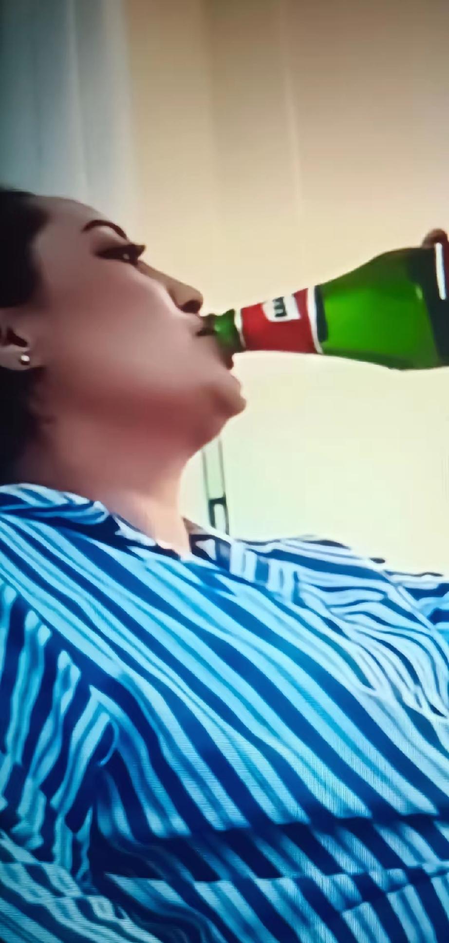 想开了，真不要命了，女子患肠癌晚期，化疗后，趁医生不防备，偷喝起了啤酒，被医生发