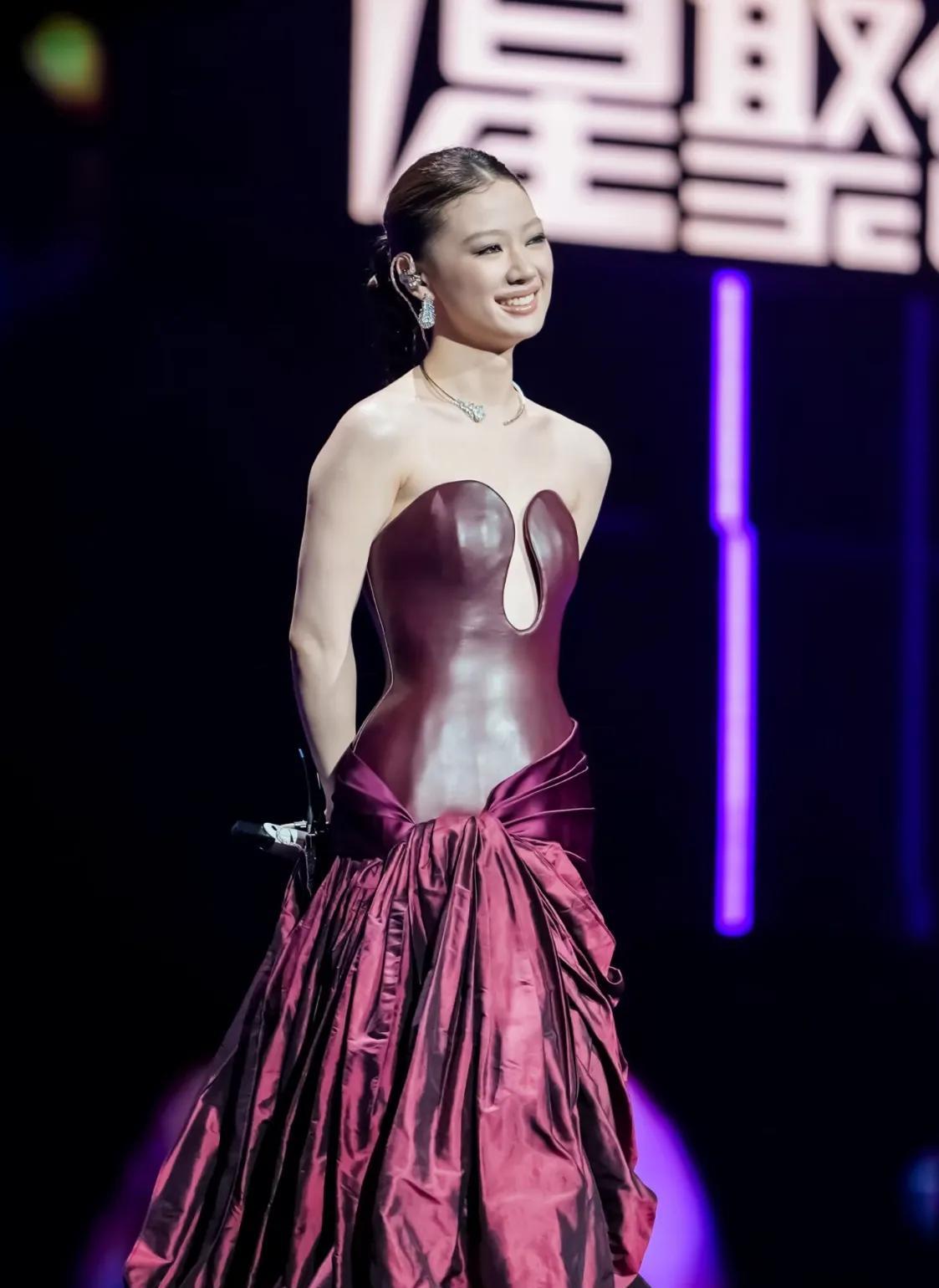 恭喜年度最佳女歌手单依纯，歌唱实力没话说，只是这造型一言难尽啊