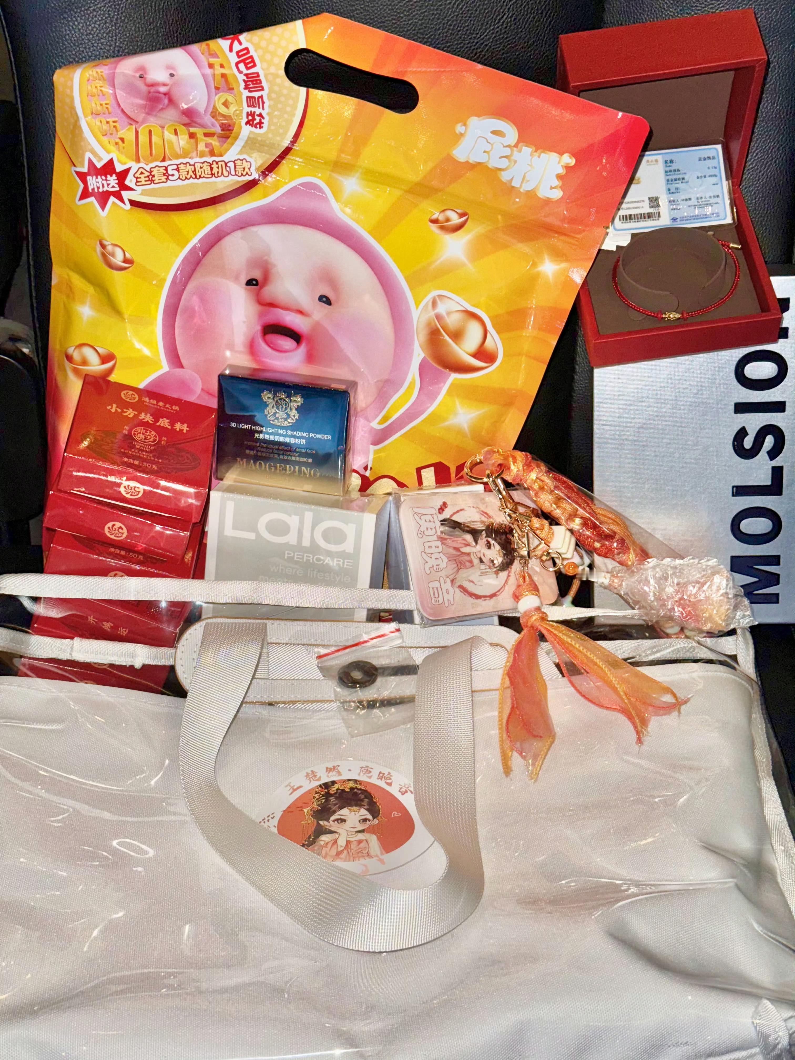 王楚然谁家好人剧宣送黄金手链船儿就这么大方又真诚羡慕哭了王楚然剧宣送黄金剧宣