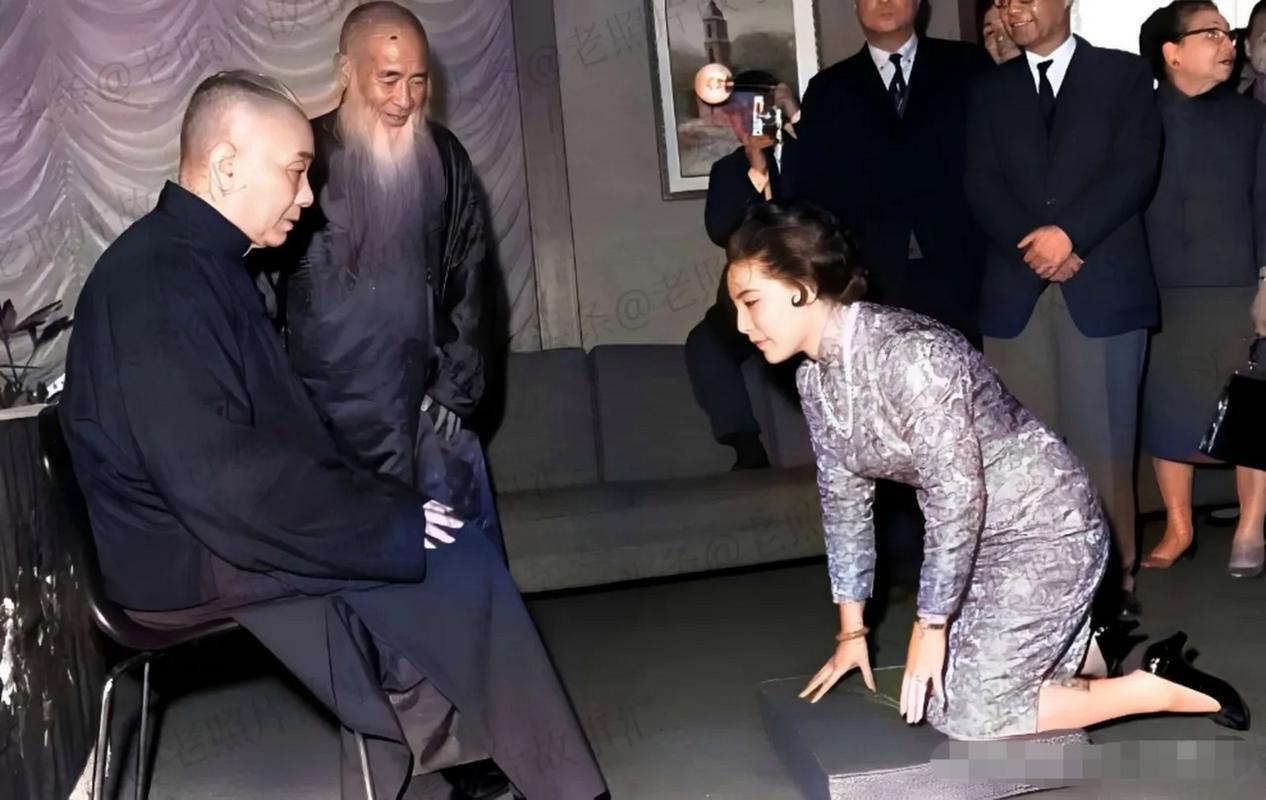 1943年，貌美如花的徐雯波初见张大千，就打算拜他为师。谁知张大千一眼就心动了，