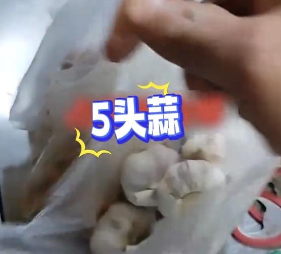 你买一份炒饼丝，打包人家5头蒜，这是来吃饭还是来进货的？12月14日天津的一餐