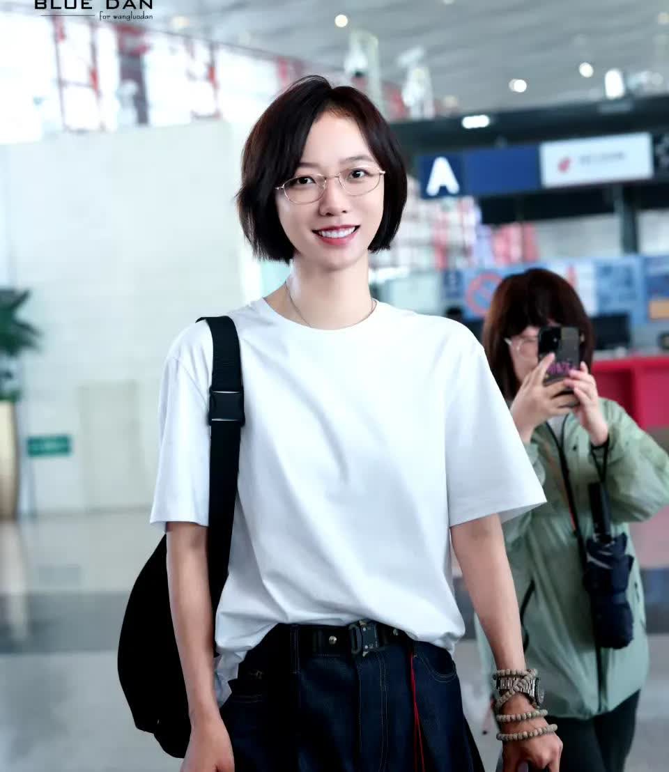 她居然都40多岁了，之前演马伊琍同学，现在可以演马伊琍女儿了，马伊琍已经够显年轻