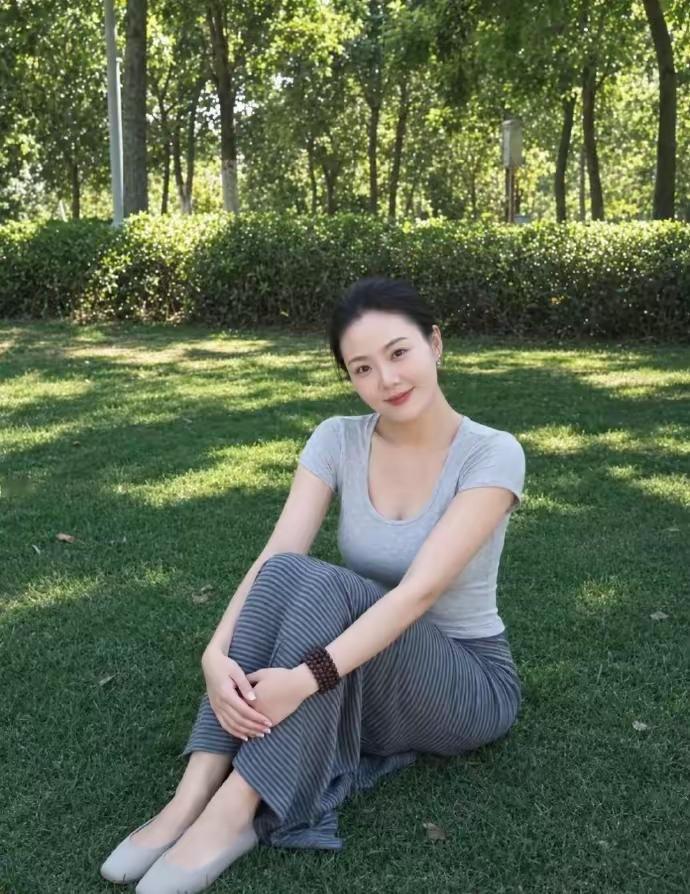 真的很难得遇见这样的女人，面相干净舒展，看着就很舒服。体态丰腴温润，身上自带一种