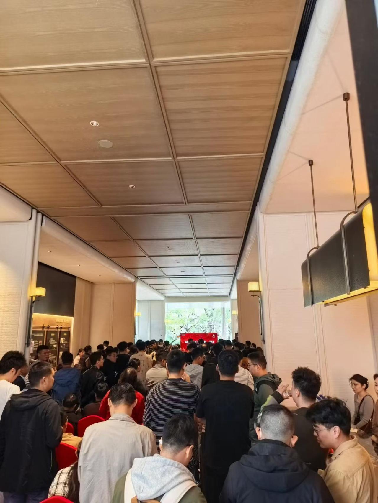 国庆节第一天，合肥就有楼盘排队抢房了。不过都放假了，也有时间，出去玩也堵。