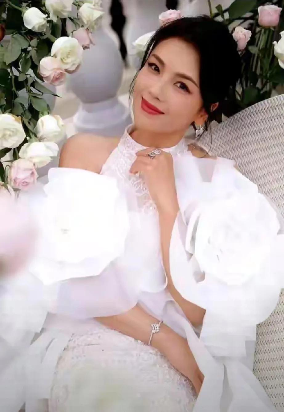 刘涛身着白色蕾丝拖地鱼尾裙，简直是美出天际！这袭裙子仿佛为她量身定制，紧紧贴合身