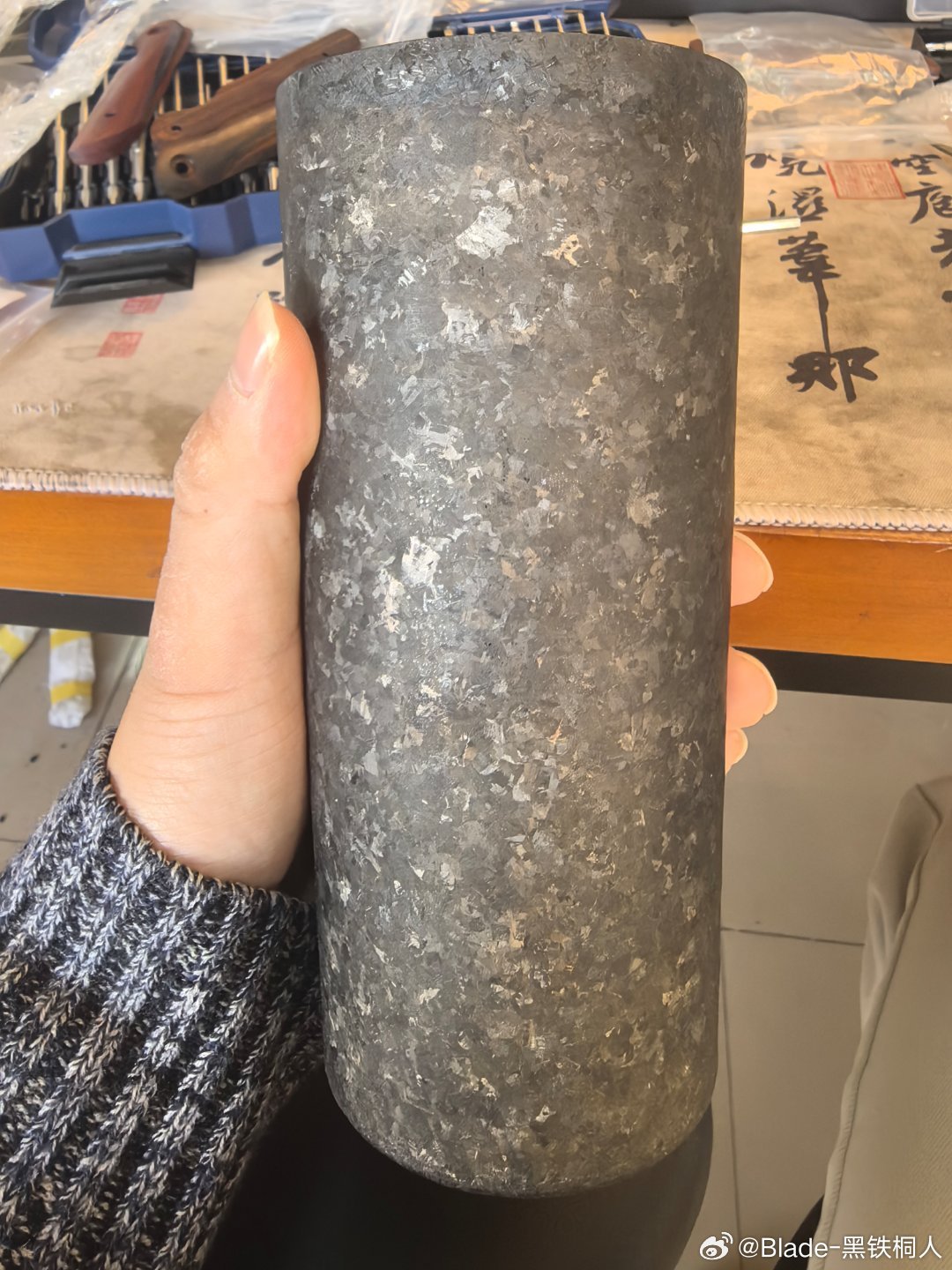 之前出黑钛的时候自己试验的杯子每天用用感觉还可以，里面是蓝紫色炫彩