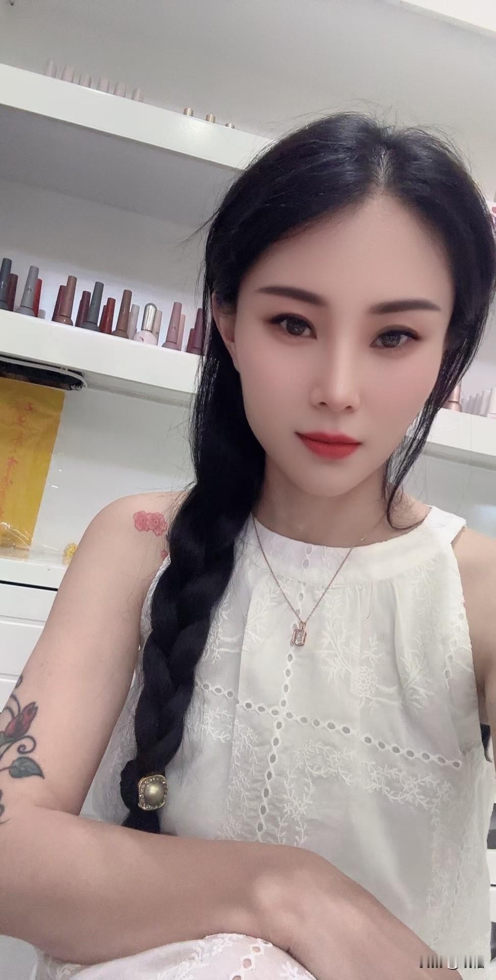 有人说，有谁见过劳斯莱斯身上贴花的？但是专业赛车车身上贴画就是好看啊。有时候