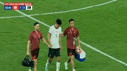 国足0-1不敌印尼，第83分钟的这一幕，彻底激怒了所有中国球迷！朱辰杰受伤下