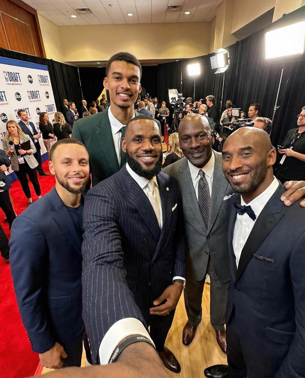 这组同框真的是历史最佳了吧🤔乔丹，科比，詹姆斯，库里，文班亚马