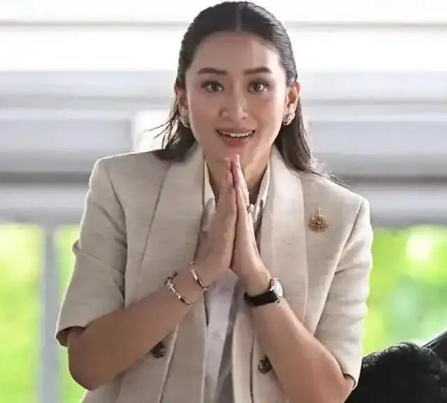 为什么说佩通坦基本稳赢，8月29日的泰国法院审判只是走个过场？首先，她背后是他