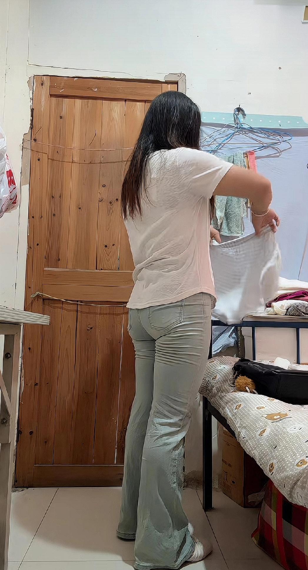 住出租屋的大姐整理内裤，准备出门。
