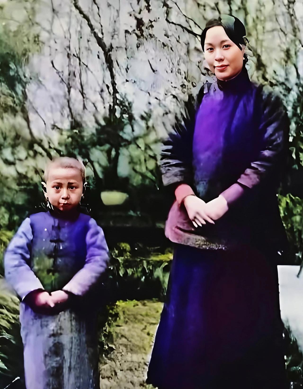 1918年的一张合影，定格了钱学森与母亲章兰娟的温情瞬间。出身杭州富商家庭的章兰