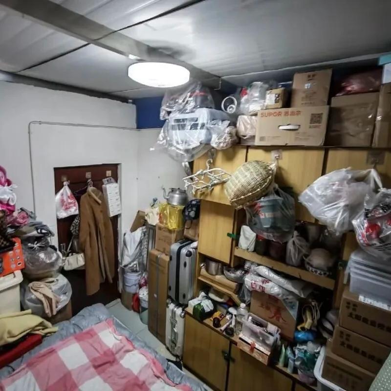 除夕好多回村的人崩溃了，床单脏乱房间还漏风，想洗个澡水还是凉的床单脏乱、房间