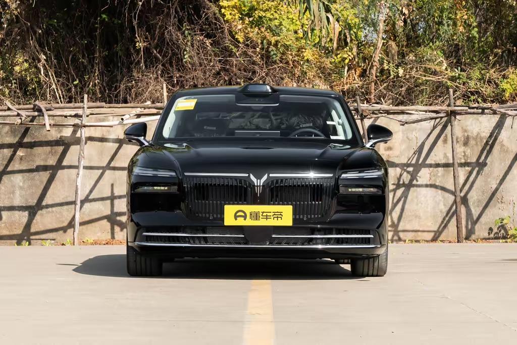 看着手机屏幕上追光L的配置单，华为智驾、空气悬架、后轮转向密密麻麻排了一列，朋友