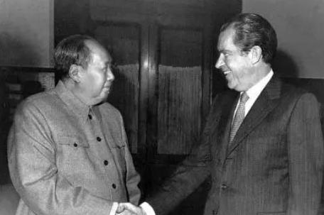 “中国这是啥意思？”1972年，尼克松访华，竟看到“打倒美帝”的标语，场面一度尴