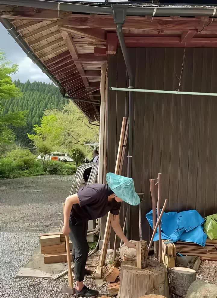 这是隐居日本的郑伊健，蒙嘉慧夫妇，已经过起了悠闲的田园生活，砍柴，烧火，做饭，这