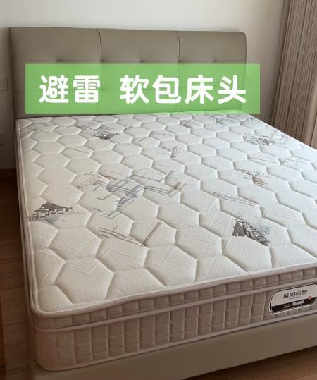 之前装修那会儿，就被皮床那高端大气的外观迷住了，想着每天往上一靠，多舒服啊。结果