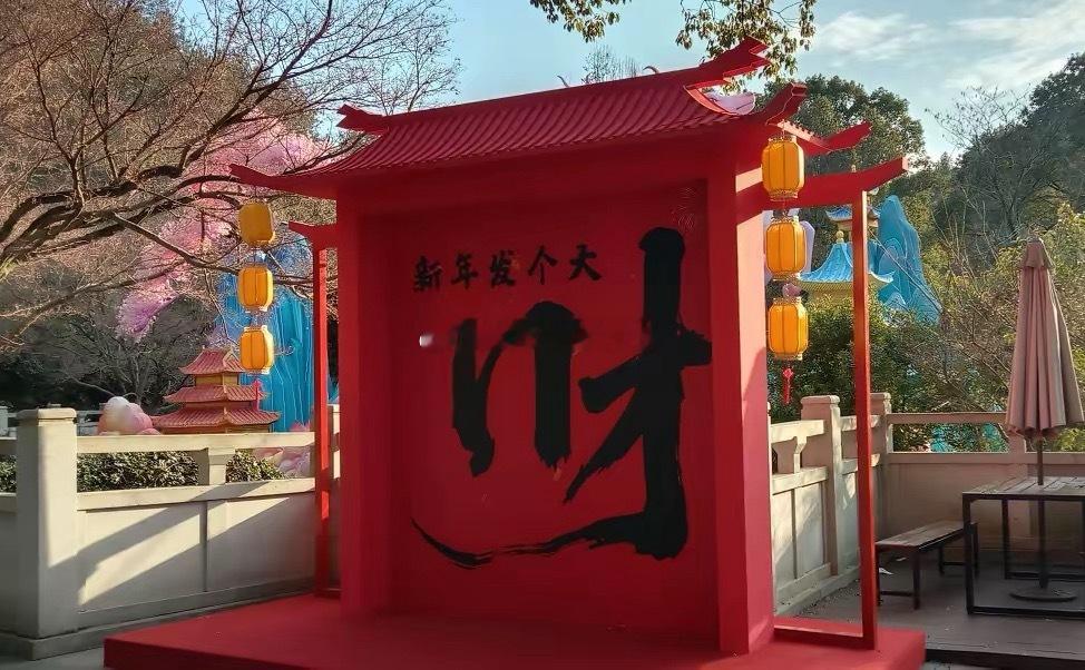 股市是用大财发小财的地方炒股是用大钱赚小钱的活动，小钱只能用来挣更少的钱。股票买