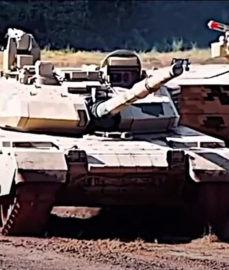 VT-4主战坦克一战成名泰柬冲突确实让国产武器备受瞩目。7月25日战事升级，