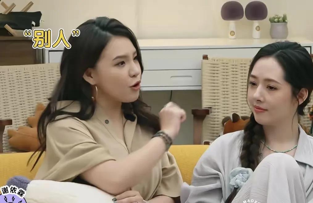 没想到郭碧婷的审美那么坚定，有人要求她为了拍戏动刀，义无反顾地拒绝。娱乐圈中很多