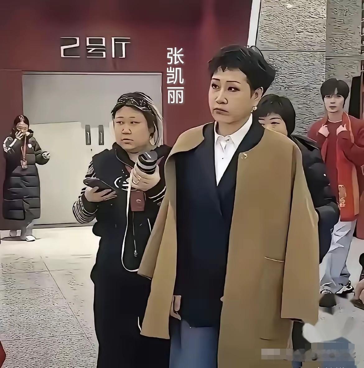 凯丽归来！63岁的张凯丽从韩国医美回来了+超短裙大变样。​张