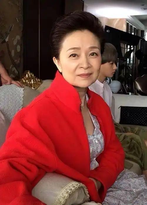 东京港区一套能望见东京塔的高级公寓里，刘莉莉已经独自住了二十多年。公寓宽敞明亮，