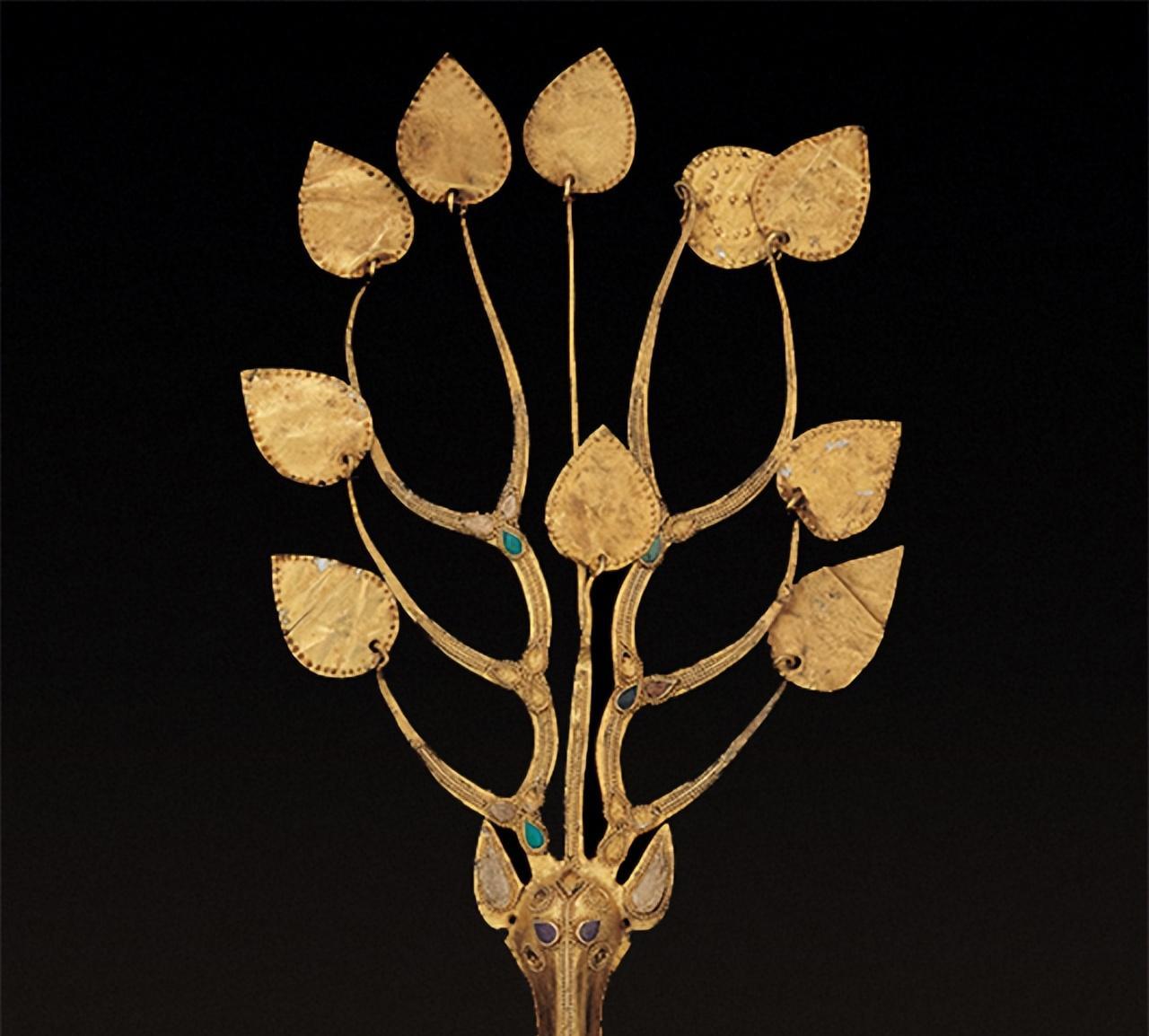 1981年，内蒙古一位女孩经过庄稼地时，听到里面传来隔壁夫妻的低语声，于是好奇地