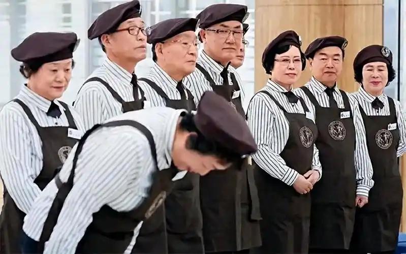 🌛200万70后进厂打工，60多万年轻人在家躺平。亚洲第二的韩国为何会沦为