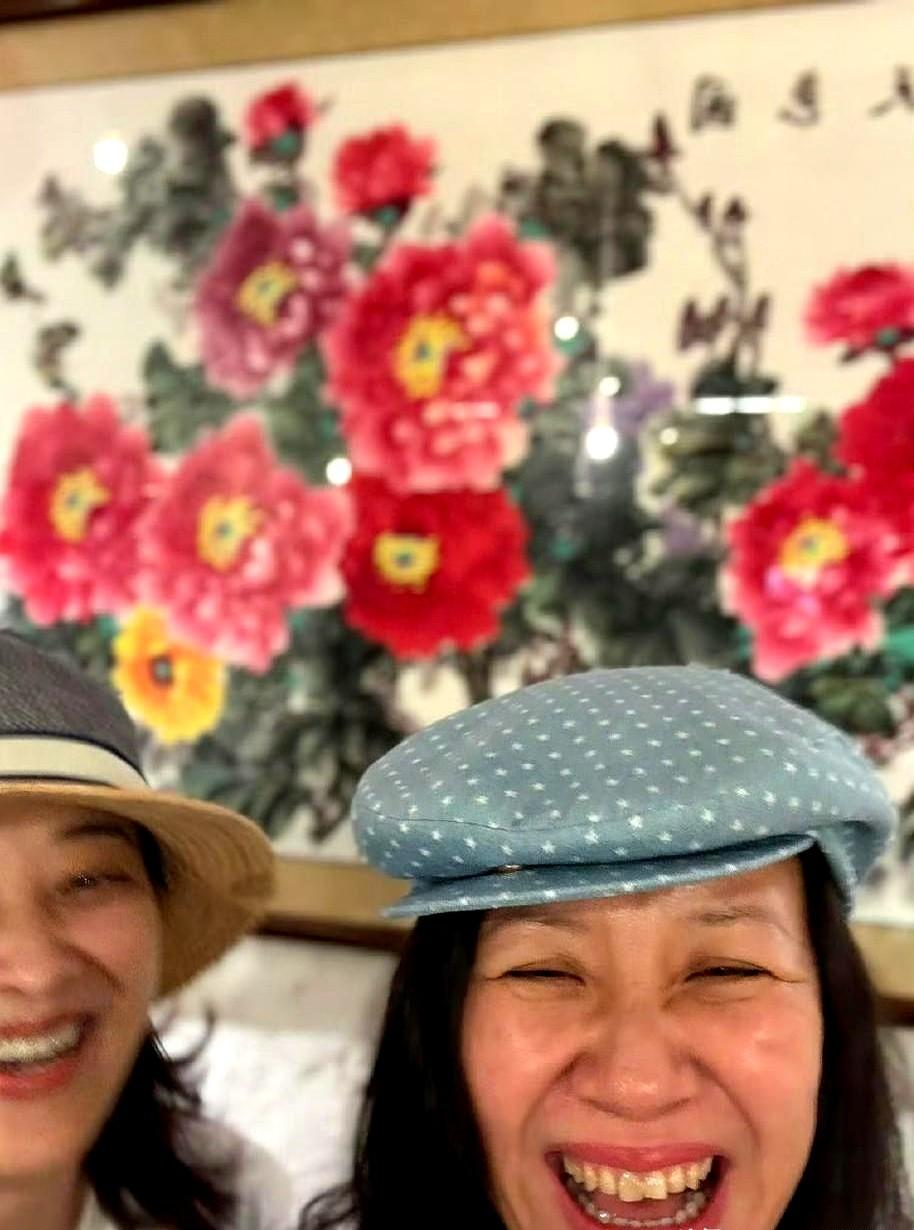 梅婷和刘琳，被网友堵在饭馆了。两人眼角的皱纹笑得舒展开，桌上就摆着一盘炒青菜和凉