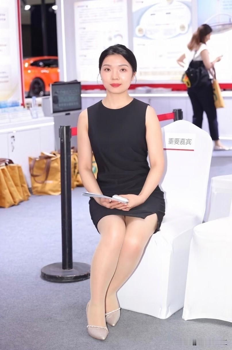 端坐于会场之间，是从容，亦是专业。