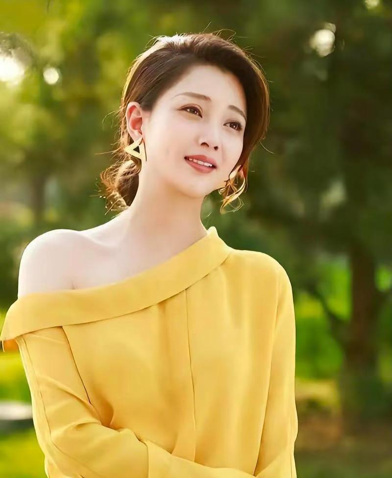 一次殷桃在家里帮妈妈摘菜时，妈妈看着殷桃，突然来了一句：“你看我把你生得也还行，