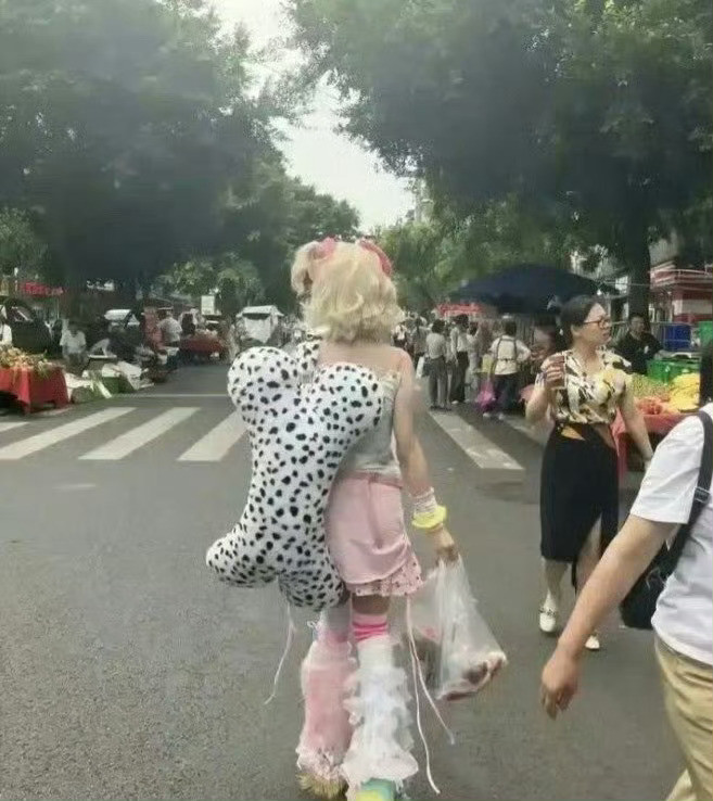 看到很多人攻击这个女孩！我感觉很漂亮啊