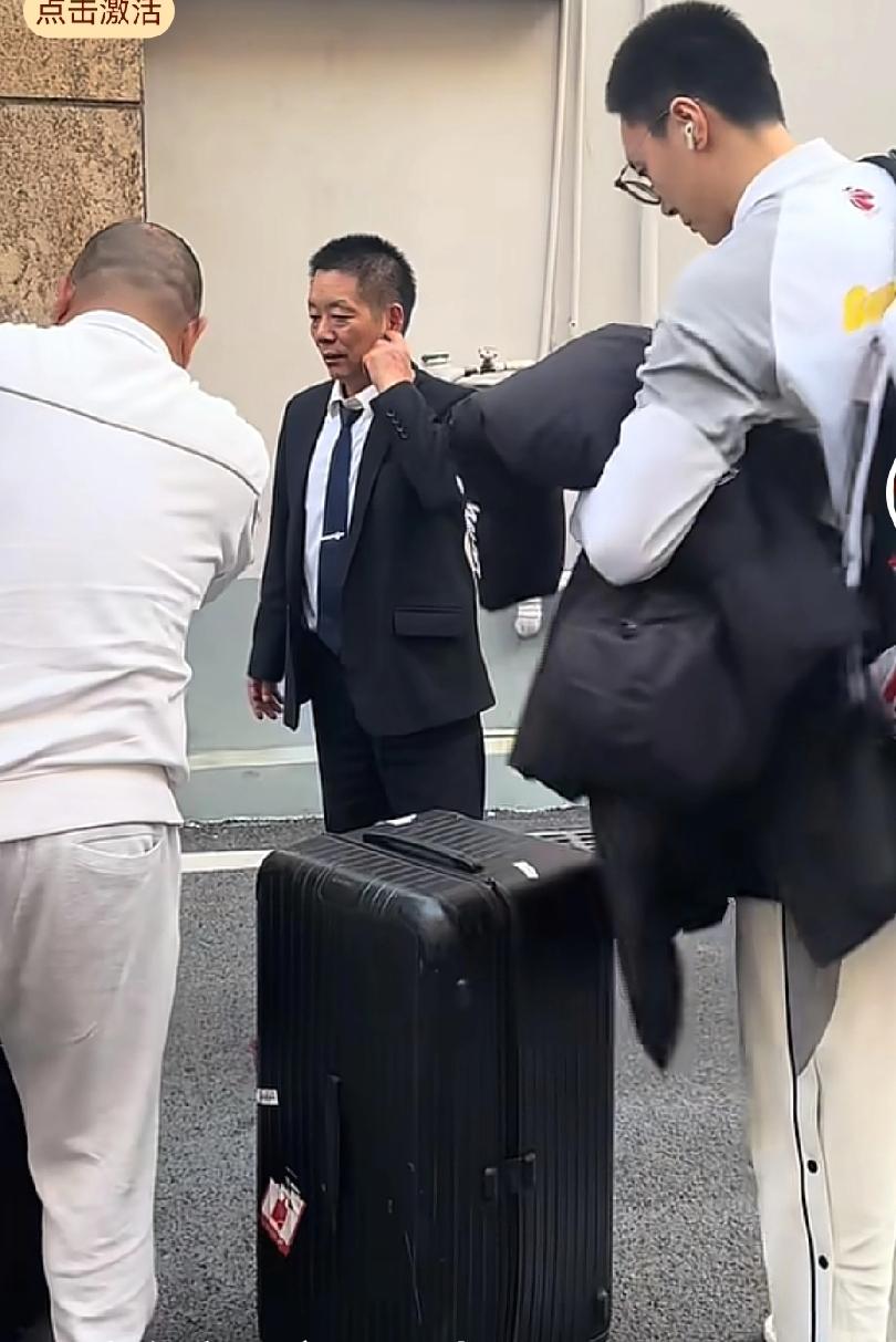 胡明轩奎因坐车回东莞，这是老板专车，球迷没必要为此争执南京到东莞也不是很远，