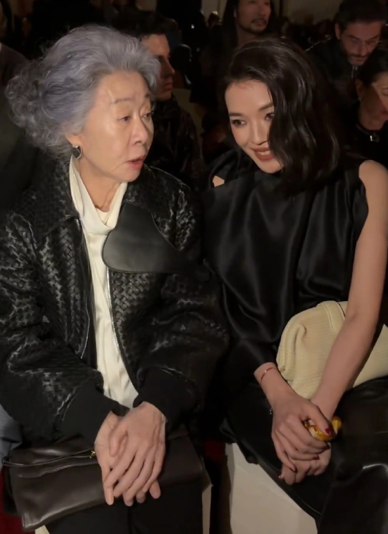 舒淇和尹汝贞的神仙同框让我们感受到美跟年龄毫无关系气质才是王道，尹奶虽然头发花