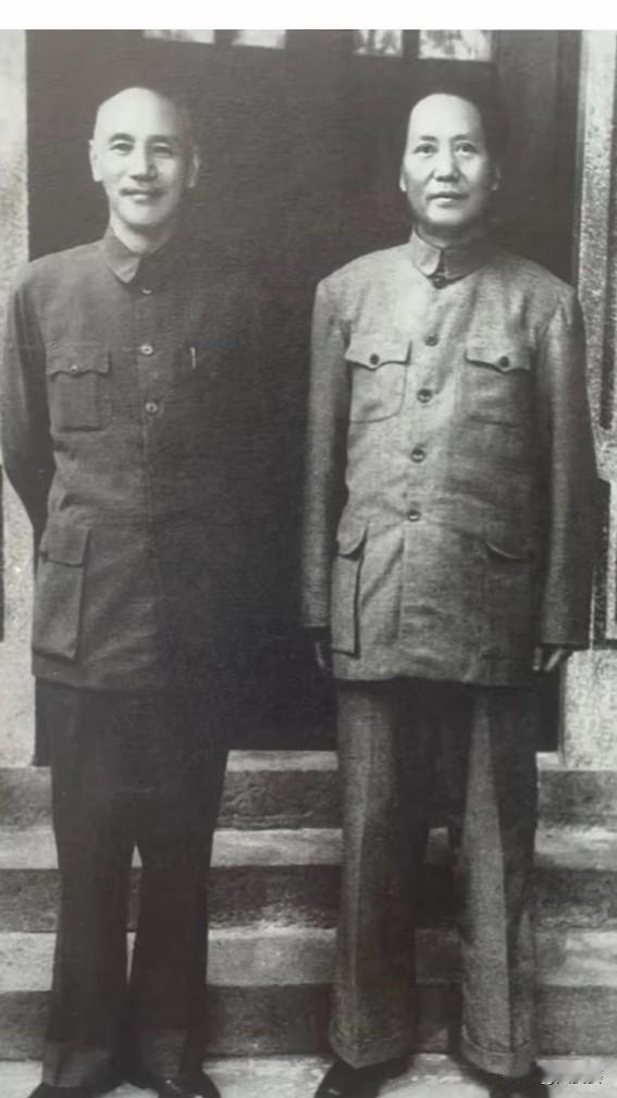 珍贵老照片，1945年8月-毛泽东和蒋介石在重庆淡判时的合影。