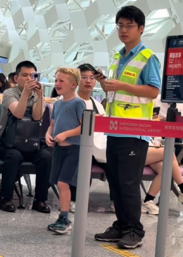 洋人小孩丢了，周围都是外国人，急哭了，全世界小孩儿都统一扭衣服角，这个工作人员也