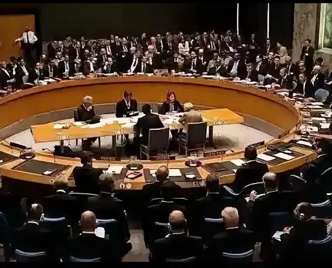 联合国吃相太难看交钱笑脸相迎，开会无视中文，太双标！联合国安理会全球直播反恐