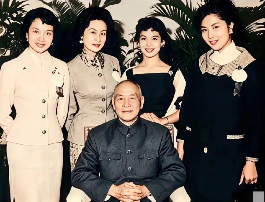 1955年10月蒋中正生日之际，香港当红影星葛兰和李湄、林黛、白光赴台为蒋中正祝