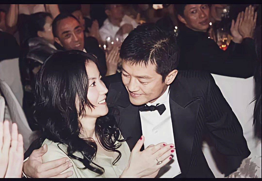 老照片分享，照片中李亚鹏俯身看着王菲，俩人眼神深情对望，笑容甜蜜！这是37的王菲
