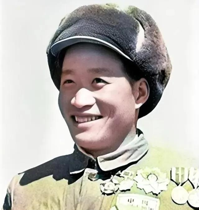 1964年，毛主席去看望抗美援朝中奇袭白虎团的英雄排长，发现对方还只是副连长，甚